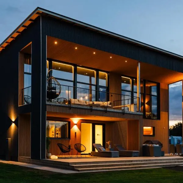 NEW luxury villa by the river, hotel a Rovaniemi