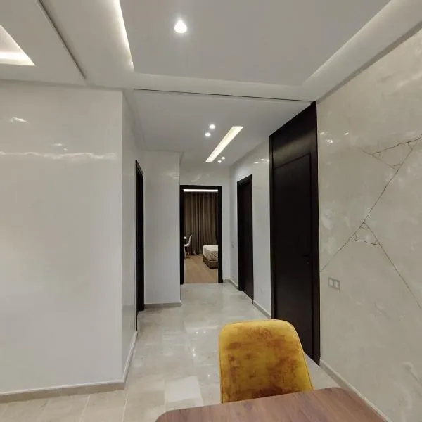Rosa Luxury Apartment , Confort, Vue Dégagée , Parking Privé près du CFC – hotel w mieście Casablanca