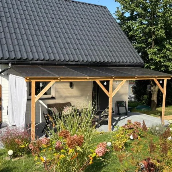 Mały biały domek Wadowice SPA jacuzzi sauna Gorzen blisko Wadowic, hotel in Gorzeń Dolny