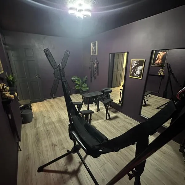 Adult only, fetish retreat play space, hotel in Ifield