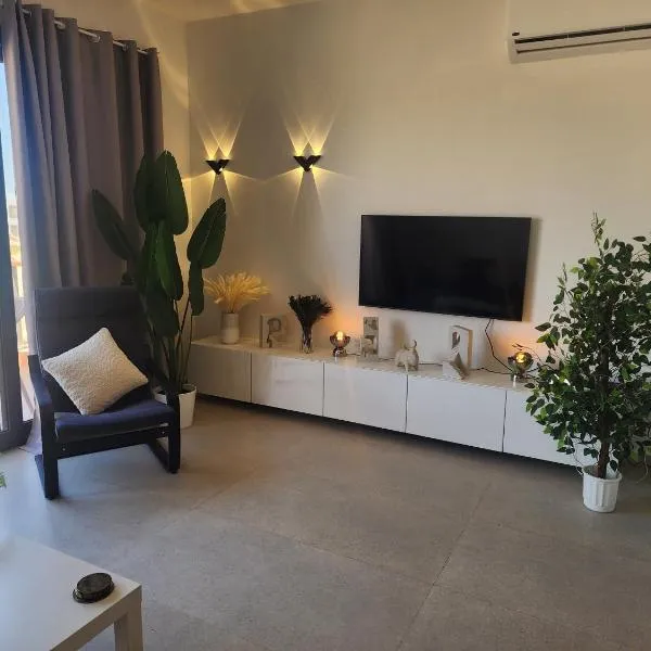 Duplex 1BR King Bed and1 Sofa Bed By the Pool, hotel in Hurghada