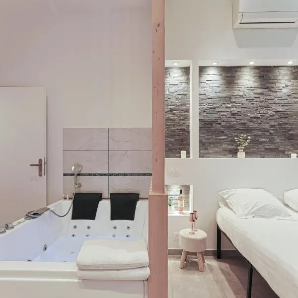 LES BULLES DE MONA - Lola - Spa - Clim, hotel v destinaci Lyon