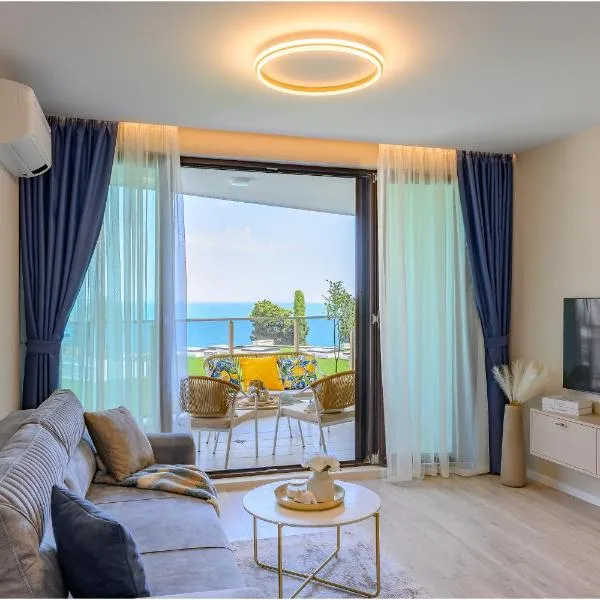 Luxury Sea View Appartment with Beach Access - Parking & Heated Pool, hotel in Varna City