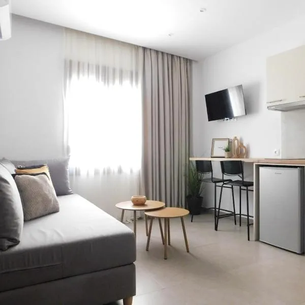 Cozy Studio with Patio - Walk to City Center, hotel in Bendevís