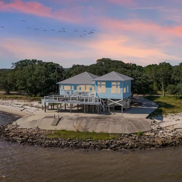 Private Waterfront Beach House with Fire-pit, hotel in Ocean Springs