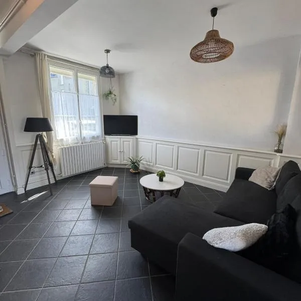 Charmante petite maison en plein centre-ville, hotel a Mayenne