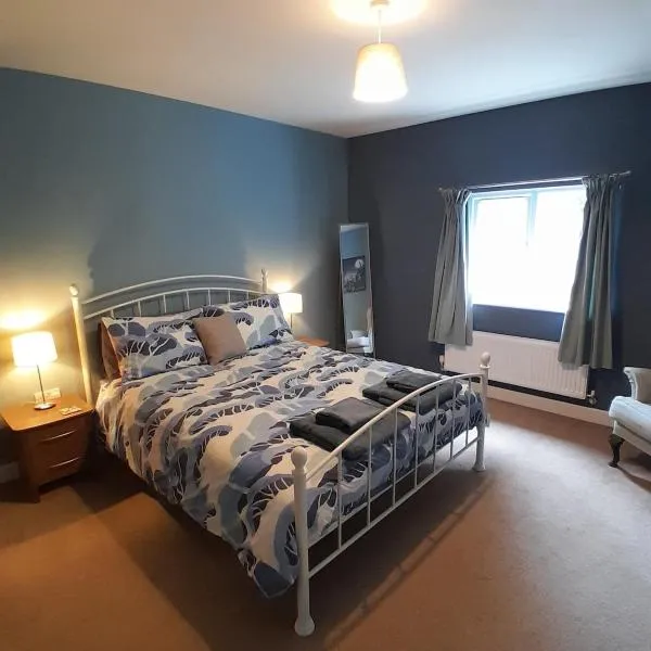 Entire house with gated parking, hotel in Hereford