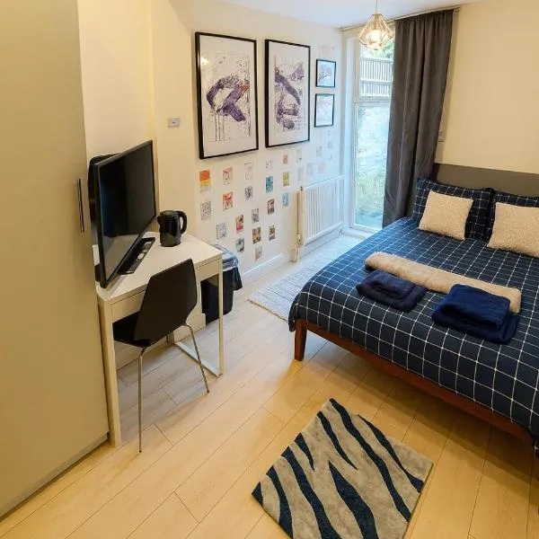 Easy Access to Central London-Private Ensuite & Terrace, hotel in London