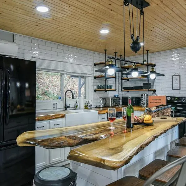 Tranquil Mountain Retreat With Hot Tub Pet Friendly, hotel a Hendersonville
