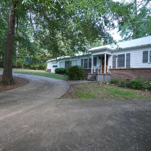 Pine Haven Getaway -Crib, Pets Welcome, Perfect for Families & Groups, Hotel in Birmingham