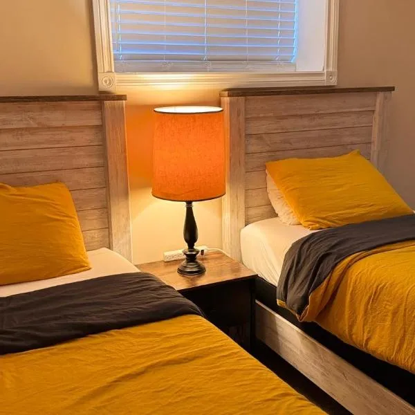 Calgary Super Cozy Guest Rooms Near Banff, hotel in Calgary