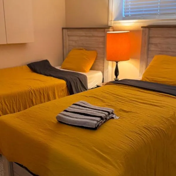 Calgary Super Cozy Guest Rooms Near Banff, hotel v destinaci Calgary