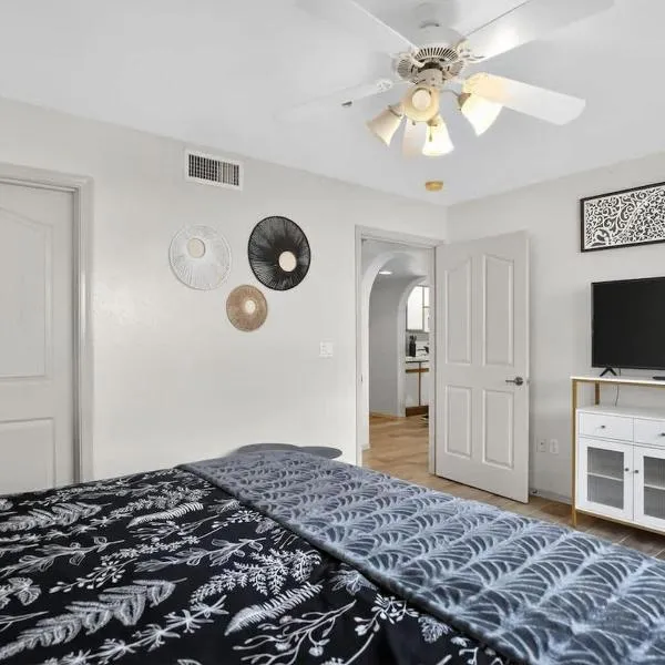 Bell Rock Casita King Size Bed w Cozy Fireplace โรงแรมในเซโดนา