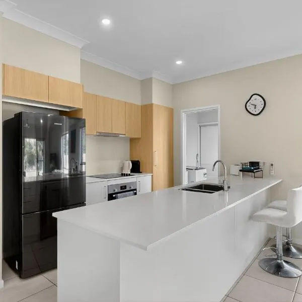 Hidden Woodland Paradise - 2024 New Built 4 Bedroom Home Loganlea, hotel v destinaci Loganlea