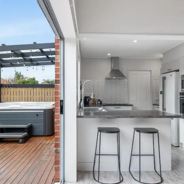 Beautiful Beach Retreat - 3 Minutes From the Beach, ξενοδοχείο σε Dunedin