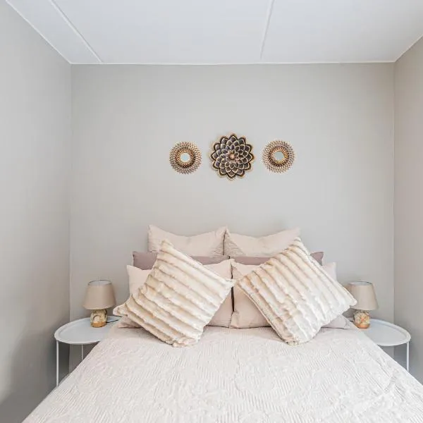 Arch House Langebaan - Modern Stay Near Beach & Club Mykonos, khách sạn ở Langebaan