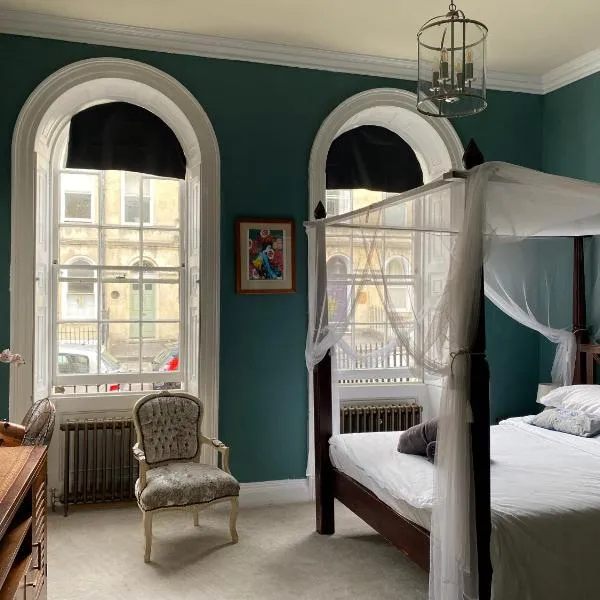 The Pickwick - 2 bedroom, 2 storey house with courtyard garden, just off Pulteney Street,巴斯的飯店