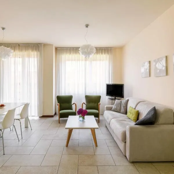 Trilocale in centro Baveno con giardino, hotel en Baveno