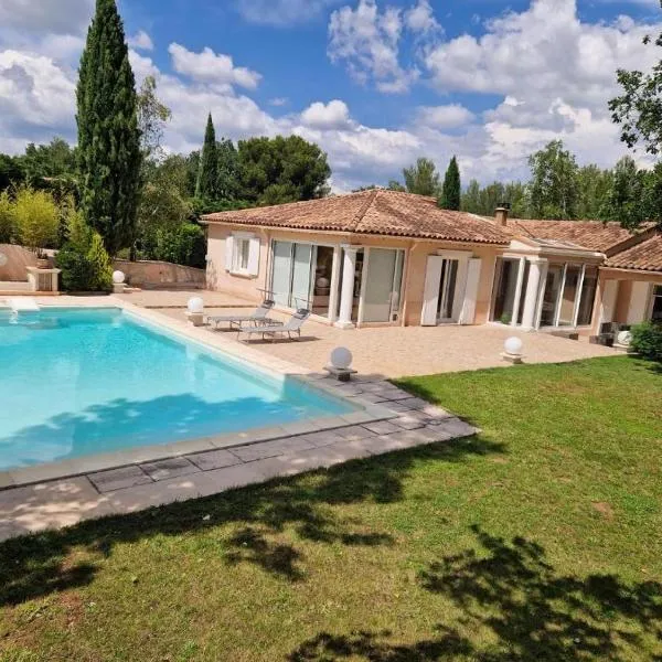 La Tissonnière Oasis d Exception entre Mer Alpilles et Luberon Spa et Piscine à 10 min d Aix en Provence, hôtel à Saint-Estève-Janson