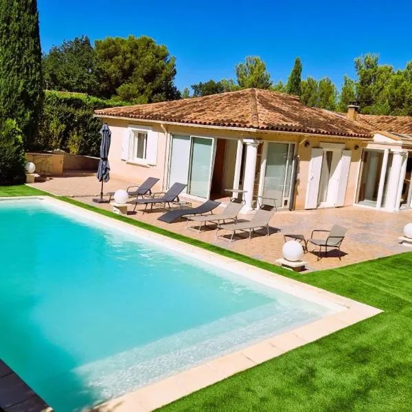 La Tissonnière Oasis d Exception entre Mer Alpilles et Luberon Spa et Piscine à 10 min d Aix en Provence, hotel in Saint-Estève-Janson