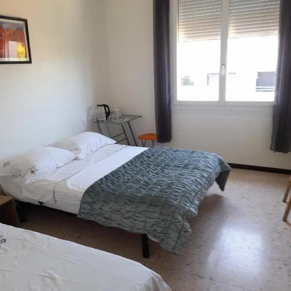 Peaceful room, Thuir centre, view Le Canigou, hotel in Thuir
