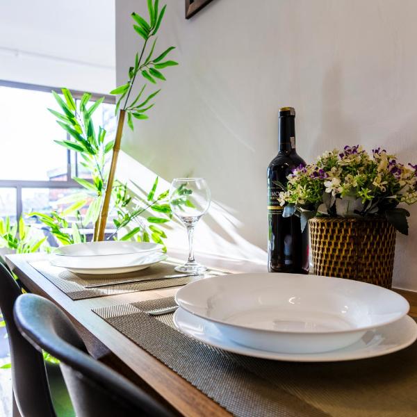 Modern, fully equipped, and well-lit with AC and gym - Foto 4