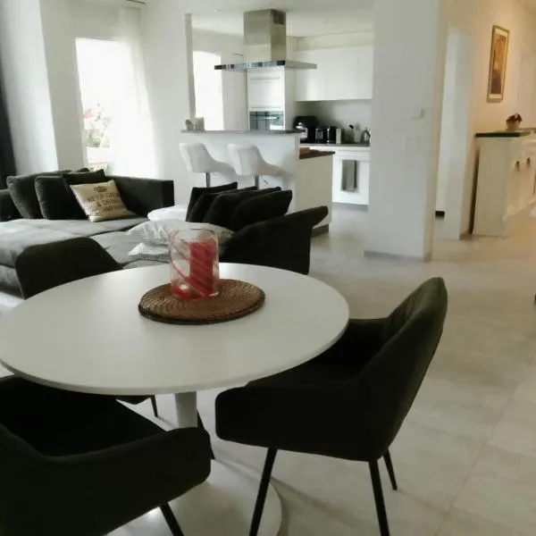 Hillfort suites, hotel in Lostorf
