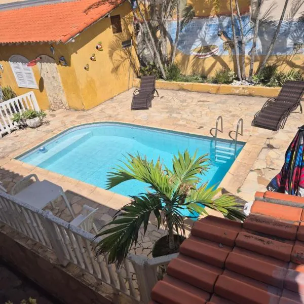 Casa arara suite 2 ou 3 com piscina para relaxar estacionamento gratuito e café da manhã self-service para começar bem o dia Comodidade e ótima localização, hôtel à Saquarema