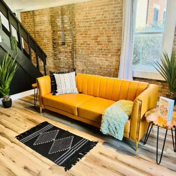Jungle House Luxury Homes - Columbus Downtown Short North - Steps to Convention Center & Nationwide Arena - Sleeps up to 8 - Free Parking - Over 5,800 Five Stars, Hotel in Columbus