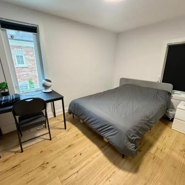 Spacious Room3, Airport, Free Pkg, Sep Entrance, New Reno, Shared bathroom, hotel v Toronte