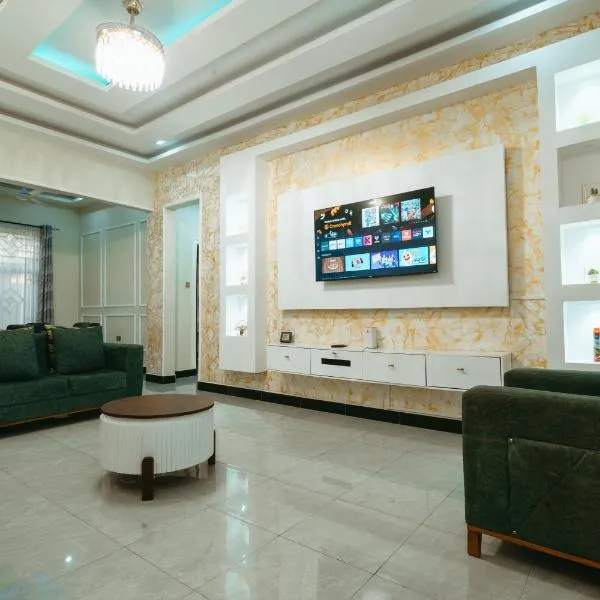 Entire house - all rooms with AC - beach close, hotel en Dar es Salaam