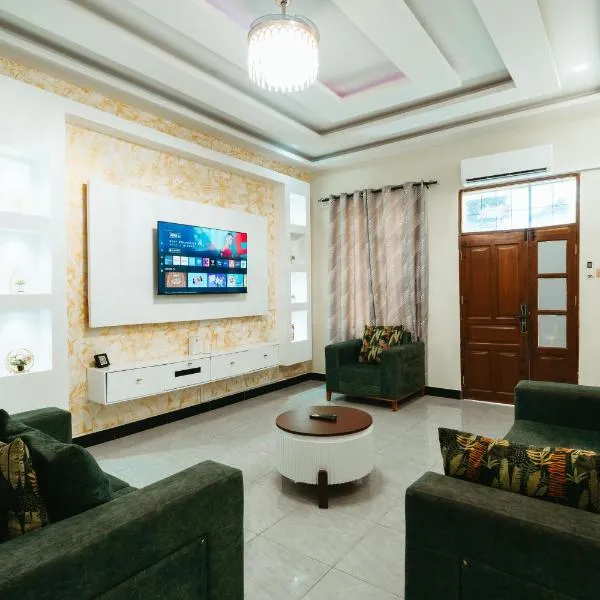 Adizo House - BEACH CLOSE - AC - WIFI - WASHINGMACHINE, מלון בדאר א-סאלאם