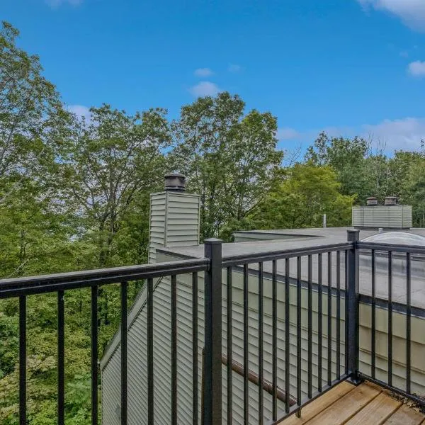 Steps to Ski Trail Fireplace - Kingswood 1B, hotelli kohteessa Quechee