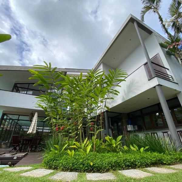 Casa com imenso jardim, sauna e piscina