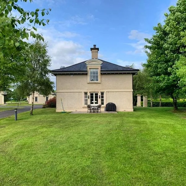 Gate lodge at Lough Erne Golf Village, hotel in Ballycassidy