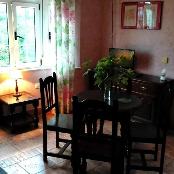 Apartamentos Los Balcones, hotel v destinaci Tineo