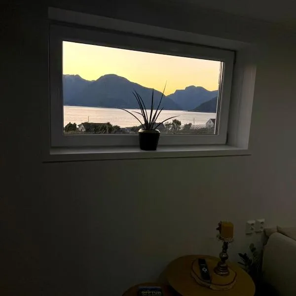 Koselig ved Fjorden - Vangsnes, hotel in Vangsnes