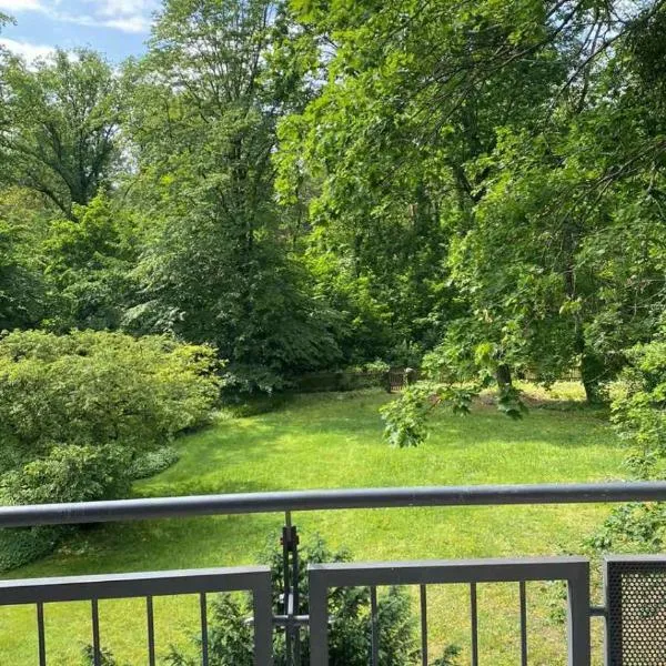 Helle Wohnung am Waldpark, hotel en Dresden