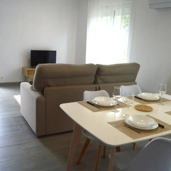 Petite maison de plain-pied, hotel em Coudures