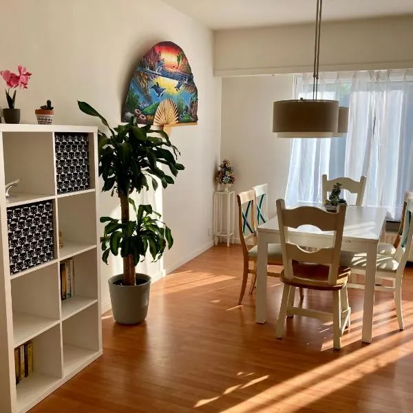 Charming Sunny 100m2 Entire Apartment with 2 bedrooms, hotel en Brasschaat