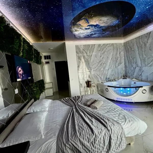 R U B I room by 50 shades, hotel in Baia Mare