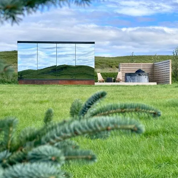 Nest Retreat Iceland - Mirror Houses by the Rangá river, hotel en Hella