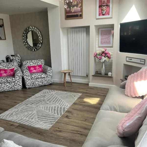 Stay Solihull Large spacious home in Solihull close to NEC HS2 Bham Airport، فندق في سوليهال