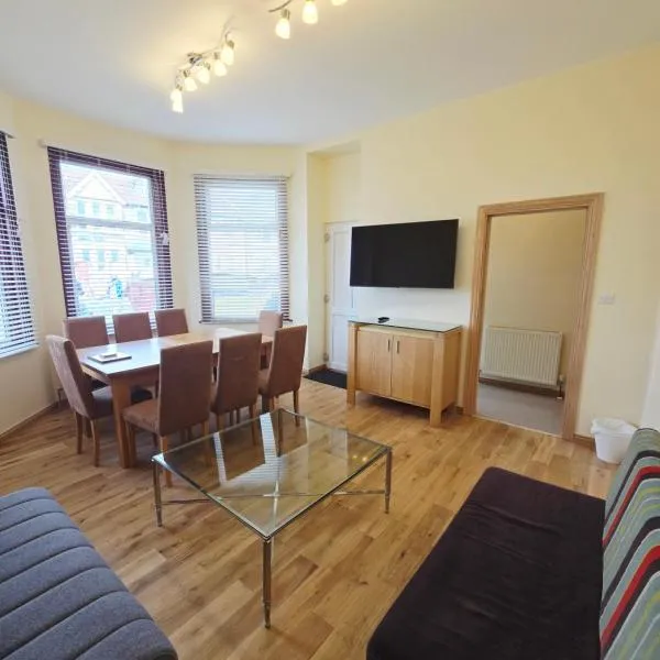 London Luxury 3 bedroom flat, free parking, garden, sleeps x10, Close to Tube, hotel a Ilford