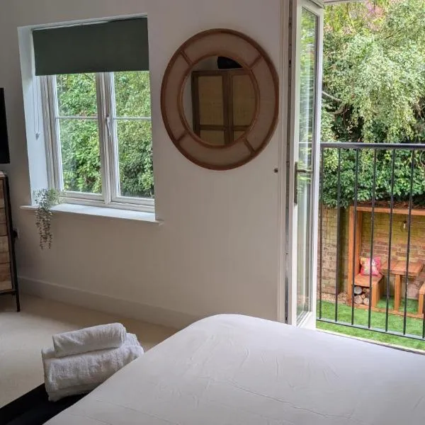 Modern Elm Tree House with Cinema 6 Bedroom sleeps 12, hotel en Oadby