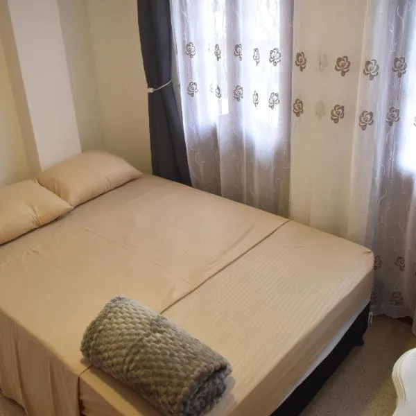 Habitación con cama nueva doble y balcon privado cerca del parque principal, hotel en La Ceja