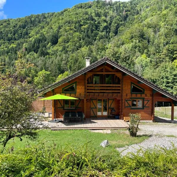 Chalet Anilou entre Annecy et la Clusaz le grand Bornand, hotel em Dingy-Saint-Clair