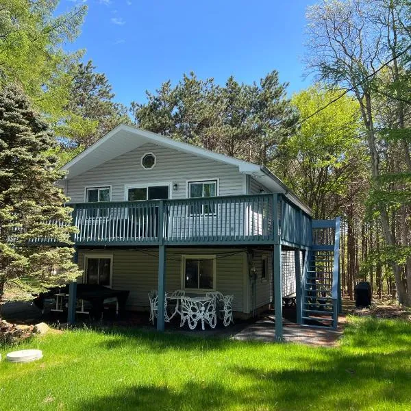 Viesnīca Evergreen Escapes 4 BR with Game Room, Firepit near Kalahari and Camelback pilsētā Long Pond