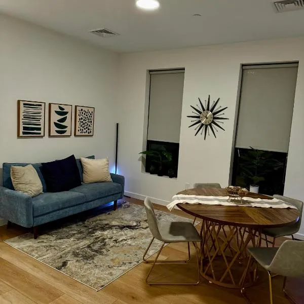 Modern & Spacious 2BR Apartment with Gym & Parking, hotel i New Haven