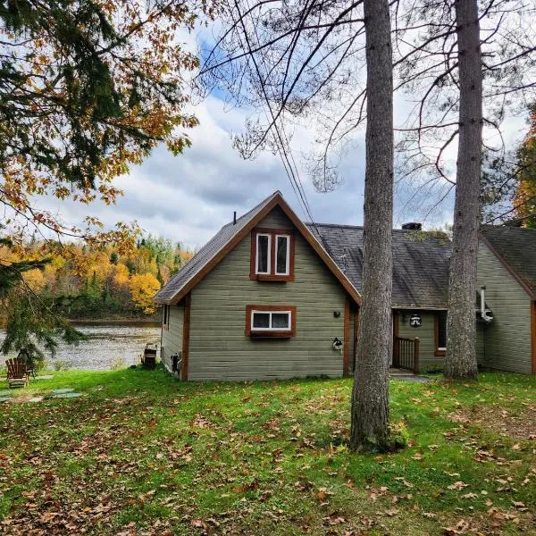 Chalet au bord de l'eau avec spa privé - Mauricie - Portneuf - Québec, hotel v destinácii  Notre-Dame de Montauban